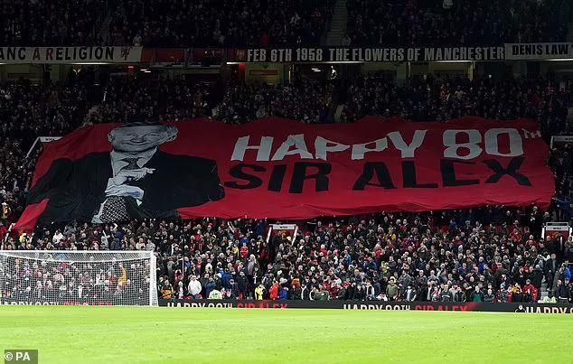  英超赛场现巨型TIFO，球迷致敬传奇主帅  